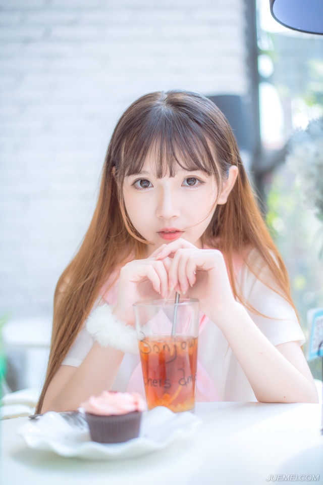 “张任想必已经被诸位囚禁，可对？”庞统没有接话，而是反问道，这种时候，自然不能正大光明的将自己的看法提出来，说我要你们投降，那对方本能的会产生抵触。